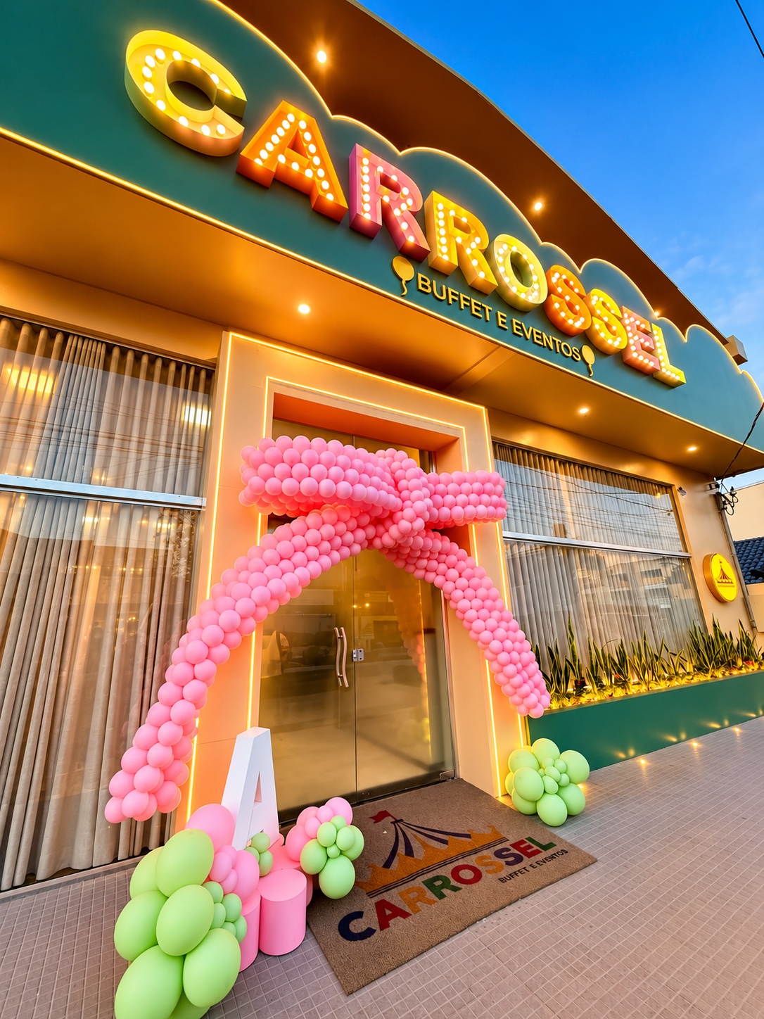 Fachada do Buffet Carrossel em Santarém com arco de balões rosa